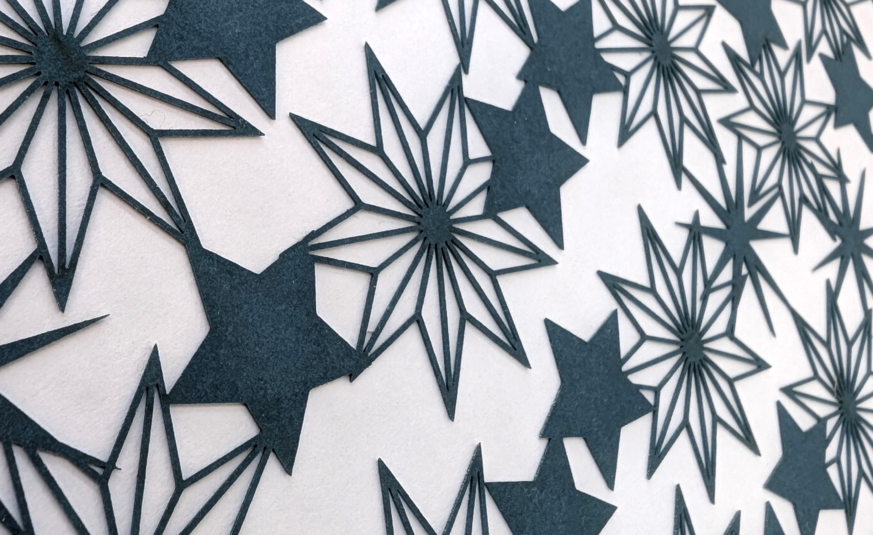 Weihnachtskarte mit fühlbarem Sternemotiv -  Lasercut und Filigrankaschierung 